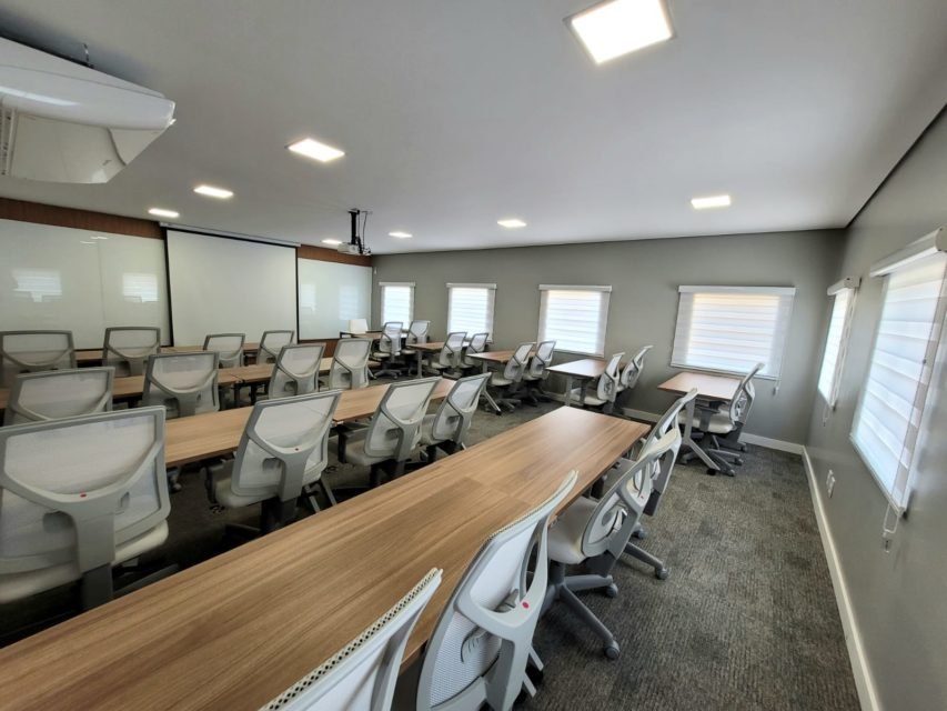 Fotografia colorida mostrando sala de aula de faculdade-Metrópoles