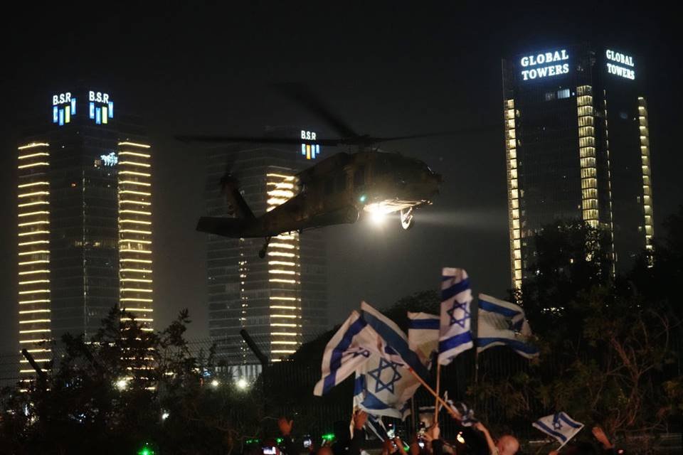 Imagem colorida mostra helicóptero em operação para chegada de reféns - metrópoles