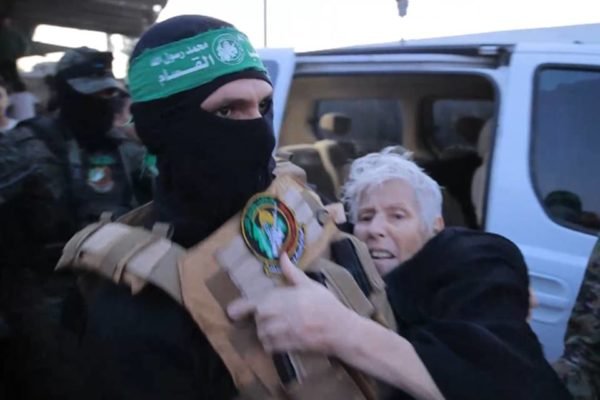 Imagem colorida mostra trecho de vídeo divulgado pelo Hamas da libertação de reféns do Hamas - Metrópoles