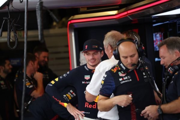 Imagem colorida Max Verstappen, da Holanda, conversa com a equipe durante a qualificação do Grande Prêmio de F1 de Abu Dhabi - Metrópoles
