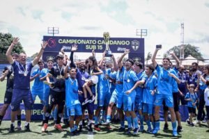 Imagem mostra jogadores comemorando título - Metrópoles