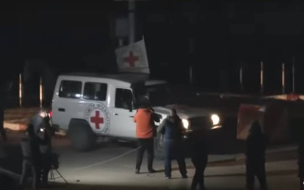 Imagem colorida de Reféns israelenses em carro da Cruz Vermelha