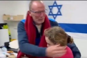 Emily Hand, de 9 anos, reencontra pai após ser sequestrada pelo Hamas