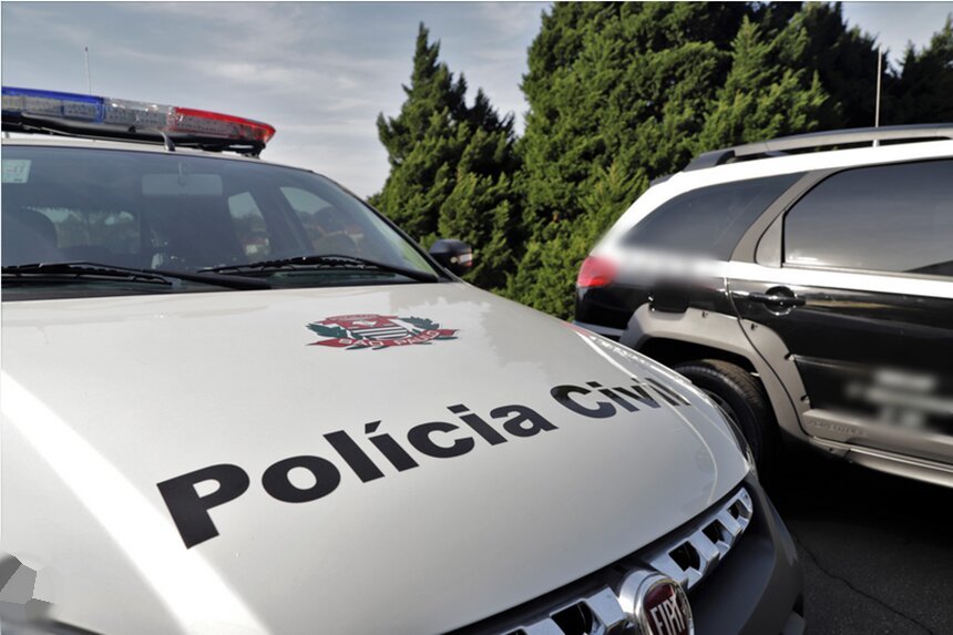 Foto colorida mostra capô de viatura, sobre o qual está o símbolo da Polícia Civil de São Paulo, com o nome da instituição abaixo - Metrópoles