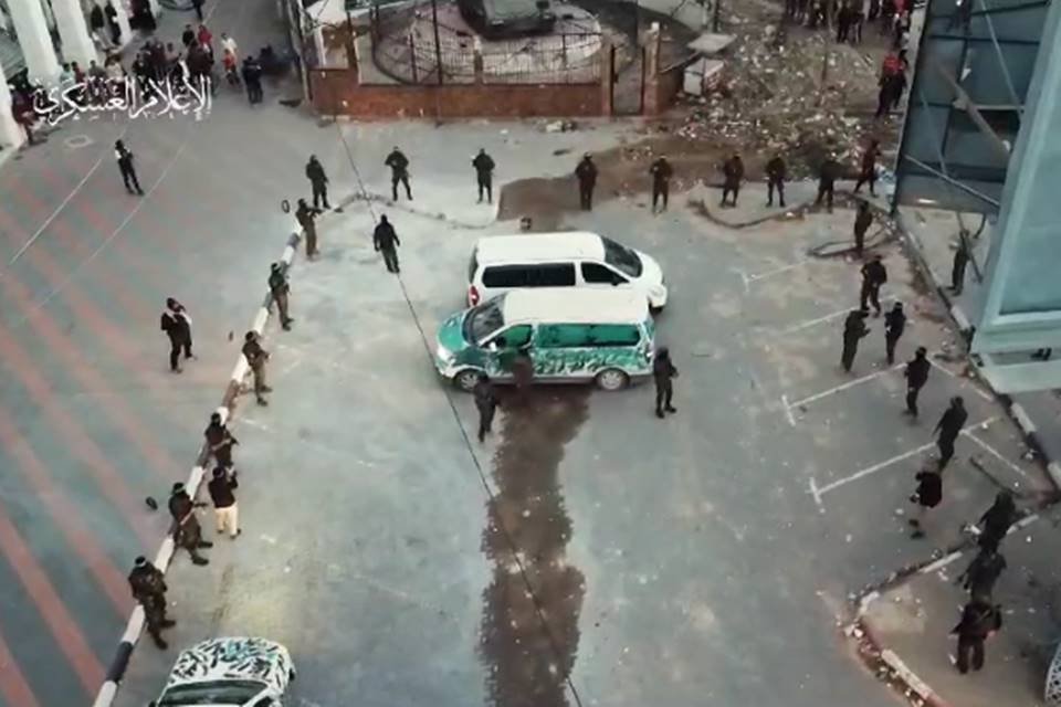 Imagem colorida mostra trecho de vídeo da libertação de refénd pelo Hamas - Metrópoles