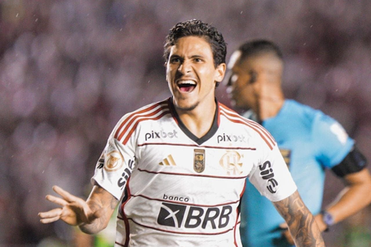 Imagem mostra jogador Pedro celebrando gol - Metrópoles
