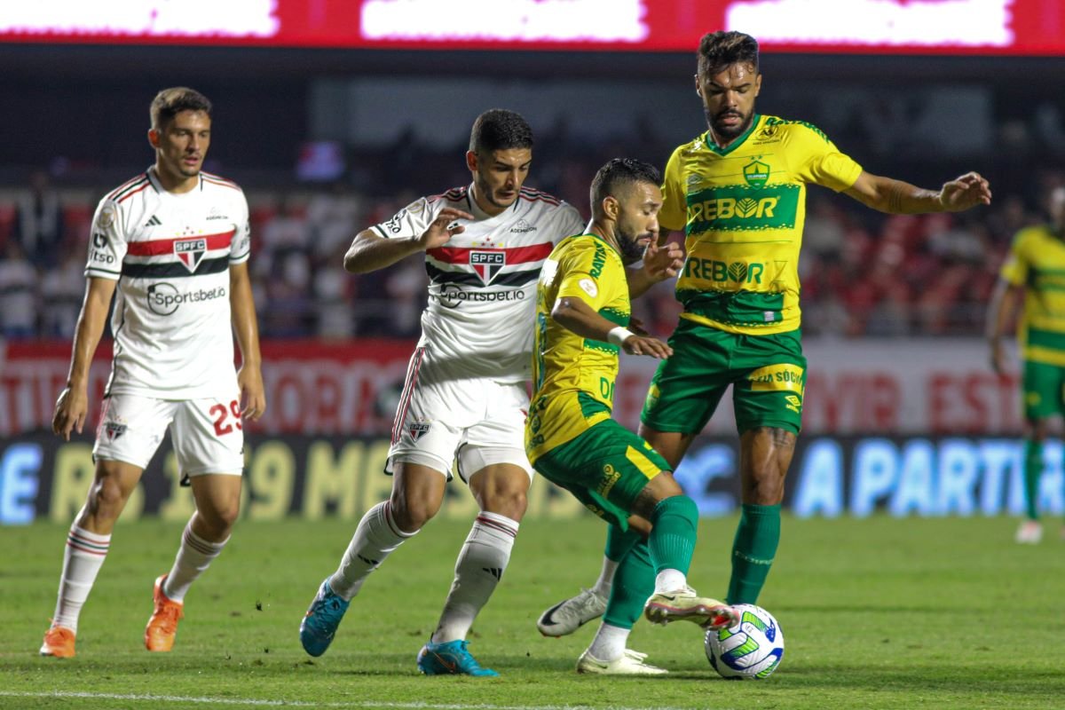 Cano marca, e Fluminense vence São Paulo no 'Jogo das Faixas' - Lance!