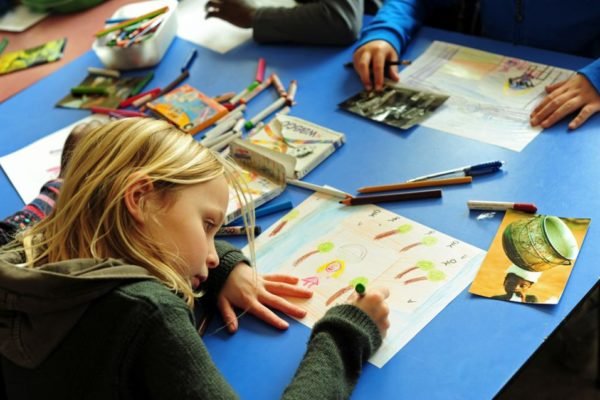 Imagem colorida de criança estudando em uma escola na Bélgica - Metrópoles