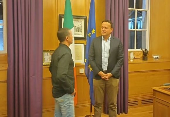 Na foto, herói o brasileiro Caio Benício se encontra com o primeiro ministro da Irlanda, Leo Varadkar