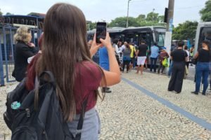 foto colorida de passageiros afetados pela greve em SP mandando fotos de filas e ônibus lotados para seus chefes; na foto, entorno da estação Jabaquara - Metrópoles