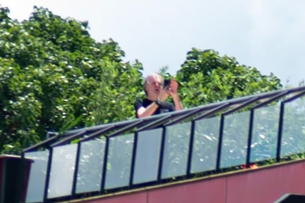 Paul McCartney na sacada de hotel em Brasília onde está hospedado - Metrópoles