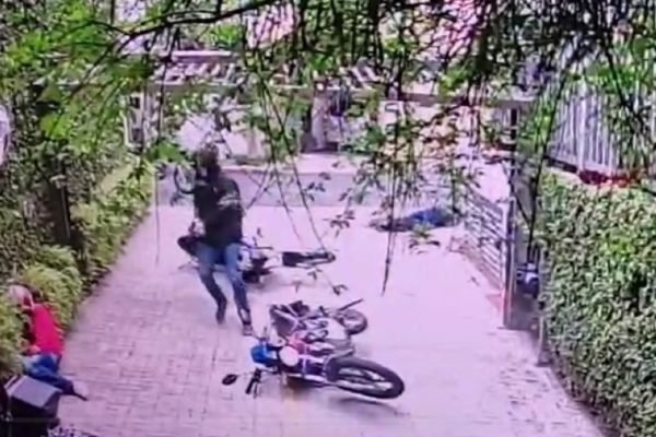 foto colorida das imagens de câmera de segurança que mostram momento em que PM atira em suspeito e no genro de Abdelmassih durante assalto no Morumbi - Metrópoles