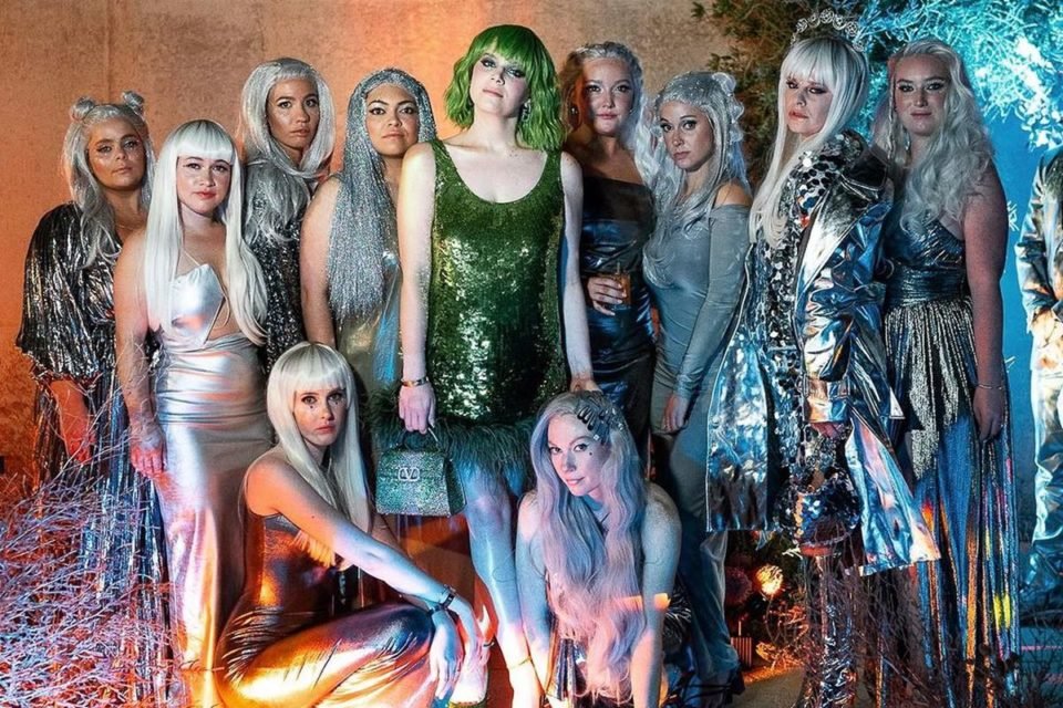 Foto colorida de grupo de mulheres vestidas com roupas que remetem ao tema alienígena - Metrópoles