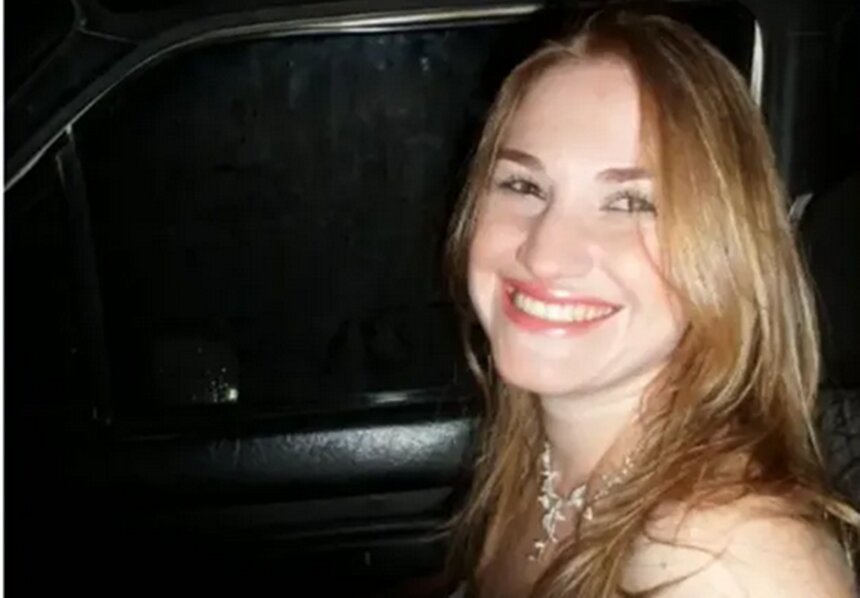 Em foto colorida mulher loira e cabelos longos sorri dentro de carro; ela foi morta por um ladrão - Metrópoles