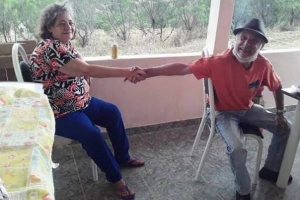 Imagem colorida mostra casal de idosos segurando as mãos; polícia prendeu suspeito de matar os dois - Metrópoles
