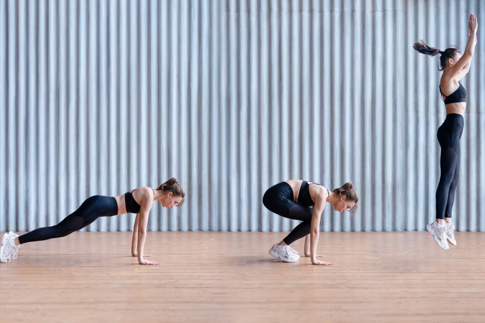 mulher fazendo burpee