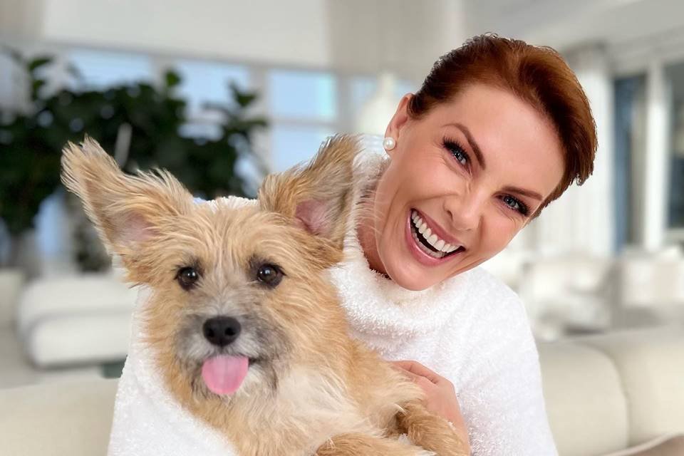 Foto dolorida da apresentadora Ana Hickmann com o cachorro Joaquim no colo - Metrópoles