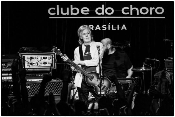 Imagem do cantor Paul McCartney no palco do Clube do choro