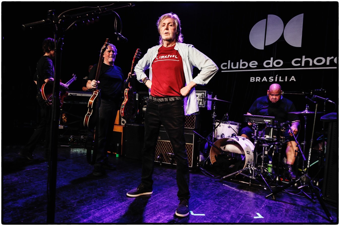 Imagem do cantor Paul McCartney com a camiseta vinho de Liverpool