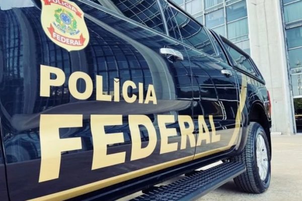 Imagem colorida de viatura da Polícia Federal (PF); corporação prendeu cidadão português procurado pela interpol - Metrópoles