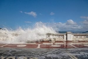 foto colorida de ressaca em praia de Santos, mostra água do mar avançando para a calçada - Metrópoles