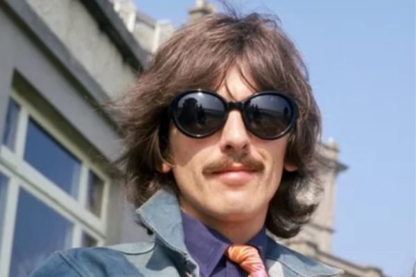 O guitarrista George Harrison, dos Beatles