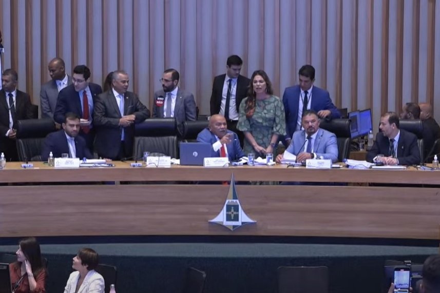 Deputados discutem na CLDF durante leitura do relatório da CPI