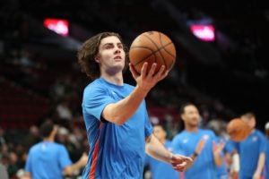 Imagem colorida de Josh Giddey coma bola de basquete - Metrópoles