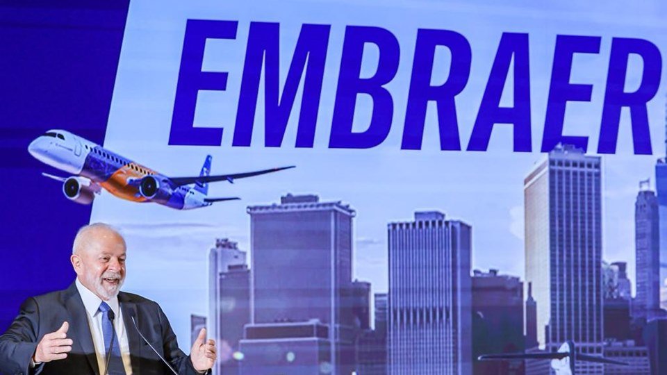 Imagem colorida do presidente Lula discursando em Riade, Arábia Saudita, em seminário da Embraer - Metrópoles