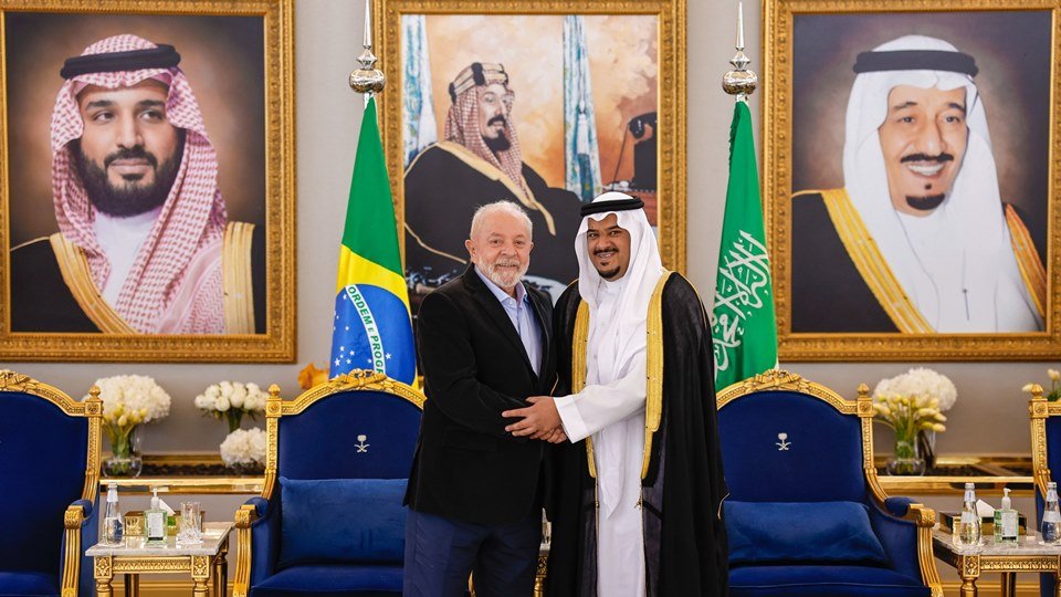 Imagem colorida de Lula com Mohammed bin Abdulrahman bin Abdulaziz, vice-governador de Riade, Arábia Saudita - Metrópoles