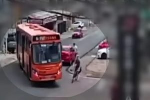 Imagem colorida mostra momento em que adolescente morre atropelado por ônibus em Curitiba - Metrópoles