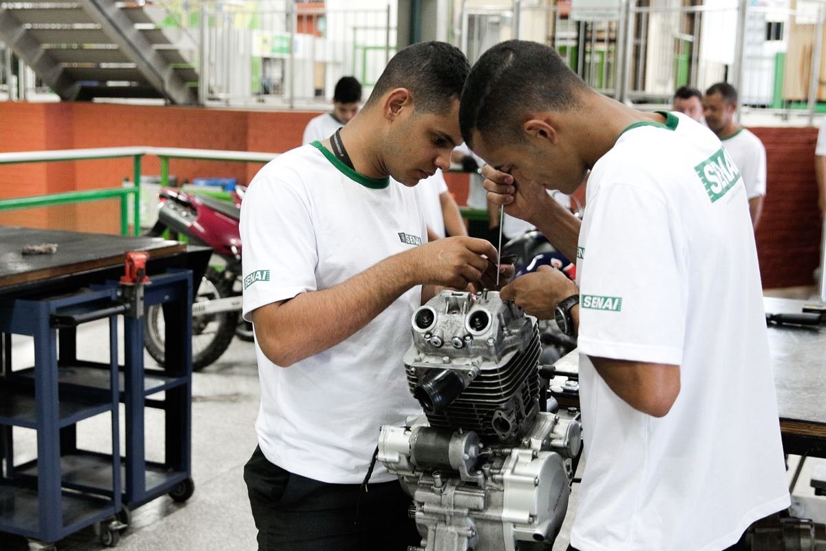 Imagem colorida de homens trabalhando em motor