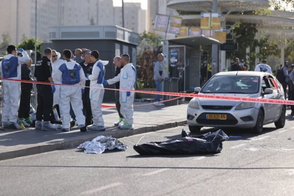 Imagem colorida mostra Ataque terrorista em ponto de ônibus de Jerusalém - Metrópoles