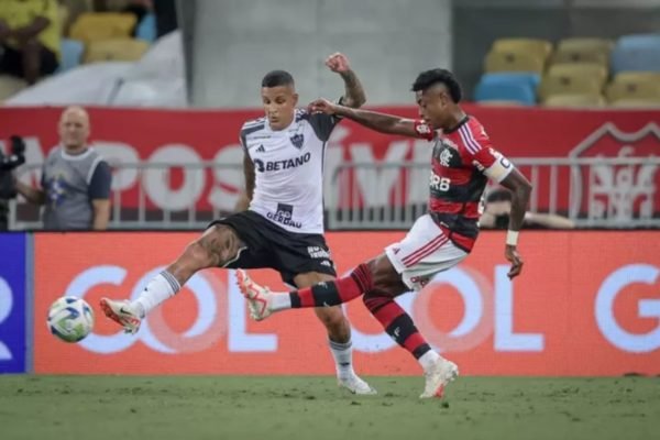 lance em disputa no jogo entre Flamengo e Atlético MG