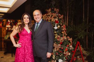 Carla e Eduardo Araújo Jorge recebem convidados em coquetel natalino