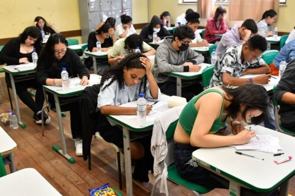 imagem colorida mostra estudantes (alunos) fazendo prova (Provão Paulista) com prazo para terminar - metrópoles