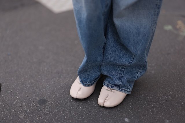 Nahaufnahme von weißen Tabi-Schuhen und Jeans – Metropolen