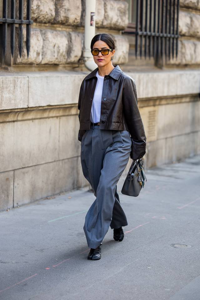 Tabi im Streetstyle.  Frau trägt Schuhe mit weißem T-Shirt, schwarzer Jacke und blauer Hose – Metrópoles