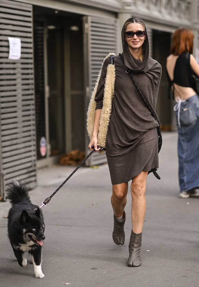 Tabi im Streetstyle.  Frau geht mit ihrem Hund spazieren - Metropolis