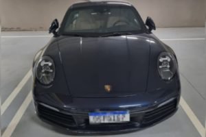 Imagem de carro esportivo Porsche, da cor preta, estacionado - Metrópoles