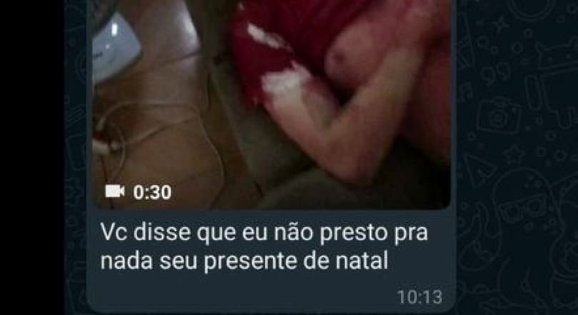 Imagem colorida mostra mensagem de um pai que esfaqueou o próprio filho, gravou e mandou o vídeo para a mulher, mãe do rapaz. No texto, a mensagem: "Você disse que eu não presto pra nada. Seu presente de Natal". - Metrópoles