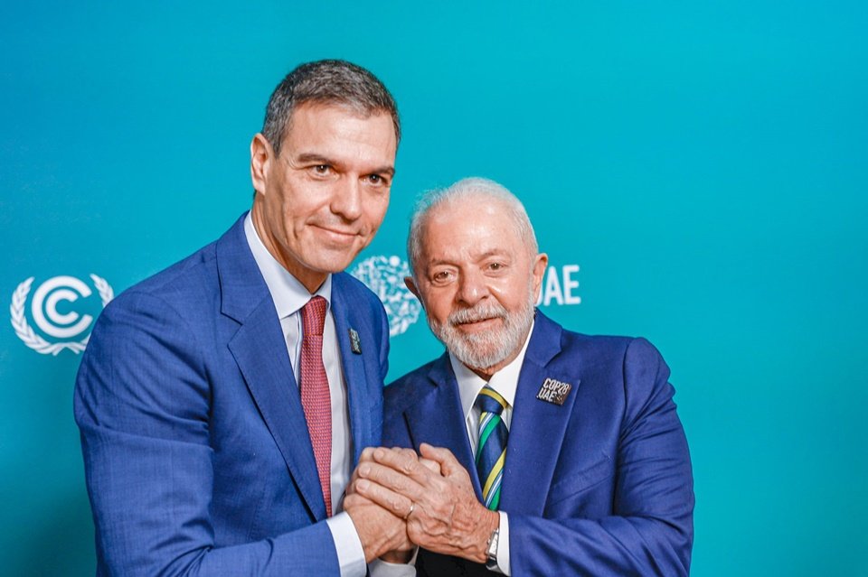 Imagem colorida de Lula com Pedro Sánchez, presidente da Espanha - Metrópoles