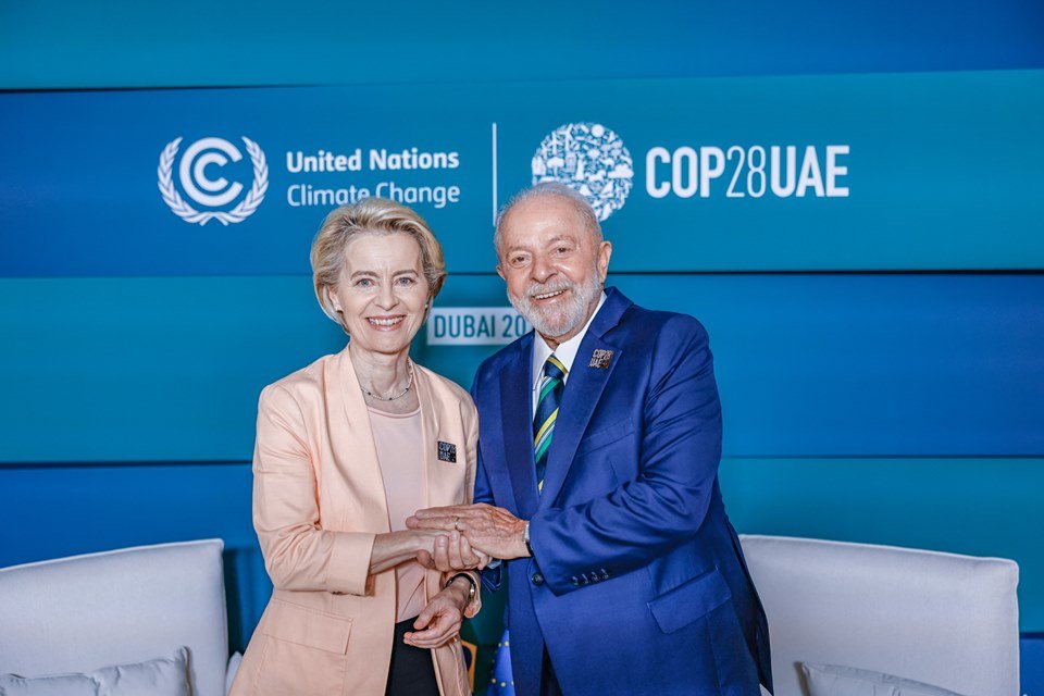 Imagem colorida de Ursula von der Leyen e Lula na COP28 - Metrópoles