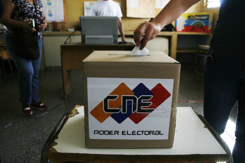Imagem colorida mostra urna que será usada na votação do referendo venezuelano para anexação da Guiana Essequiba - Metrópoles