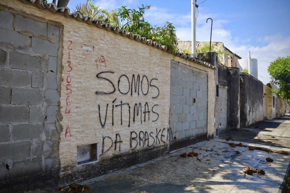 Mensagens nas casas abandonadas após bairro do Pinheiro, em Maceió, ter solo afundado pelo trabalho de mineração da Braskem - Metrópoles