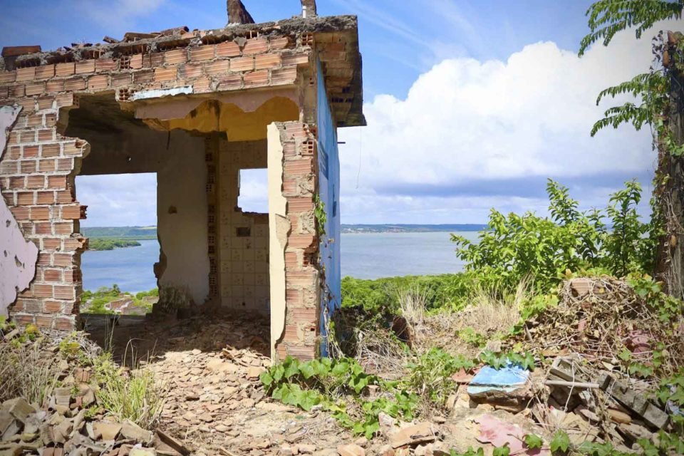 Casas abandonadas após bairro do Pinheiro, em Maceió, ter solo afundado pelo trabalho de mineração da Braskem - Metrópoles