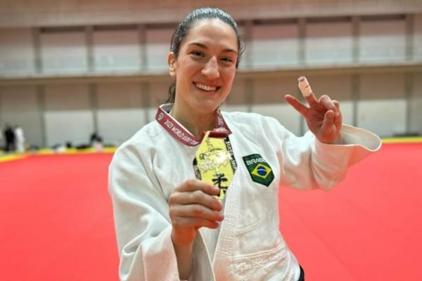 Mayra Aguiar com o ouro no Grand Slam de Tóquio - Metrópoles