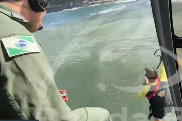 Vídeo: avó e neta se afogam em praia e são resgatadas por helicóptero
