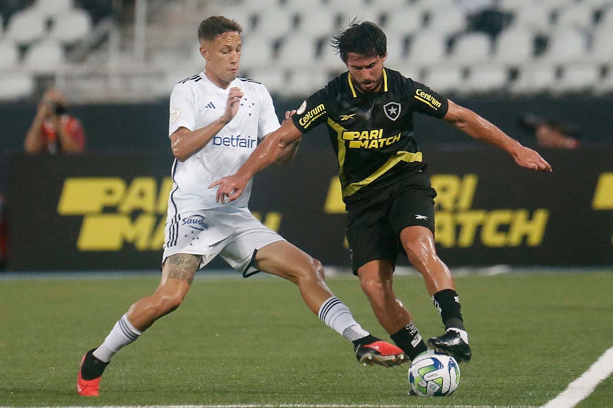 Botafogo marca nos acréscimos e sofre empate na sequência para o