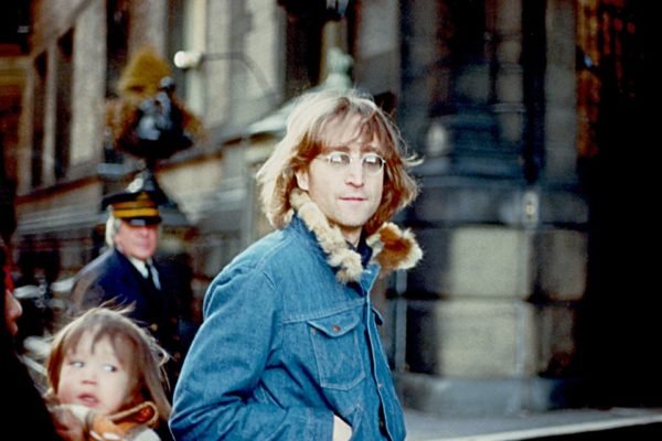 Foto colorida de John Lennon - Metrópoles